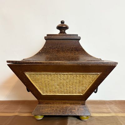 Caja de Madera con Asas de Hierro