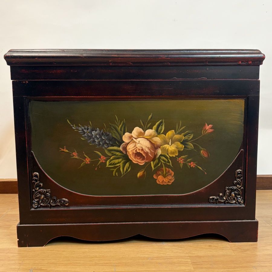 Baúl con Motivos Florales Pintados