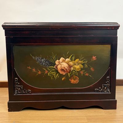 Baúl con Motivos Florales Pintados