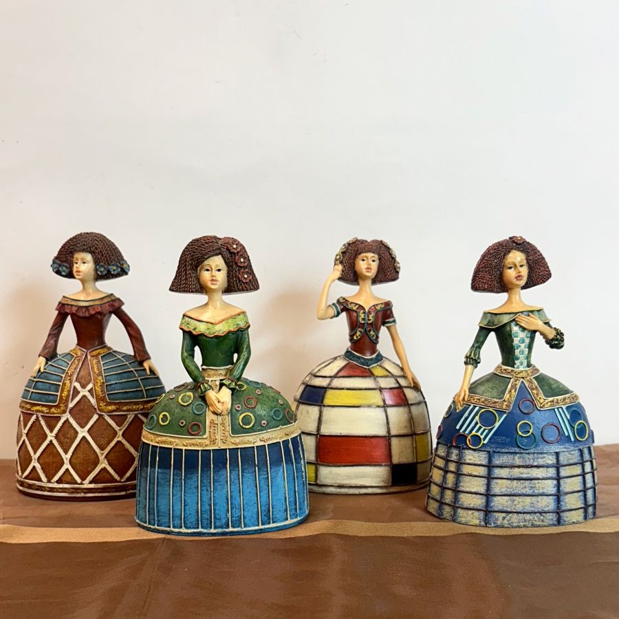 Figuras Decorativas de Cuatro Meninas Figuras Decorativas de Cuatro Meninas