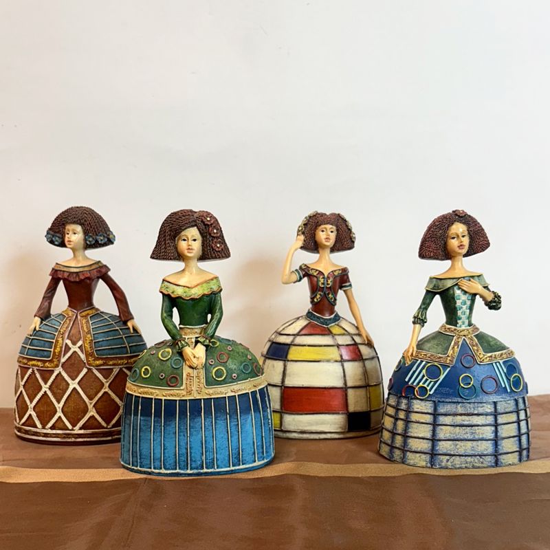 Figuras Decorativas de Cuatro Meninas