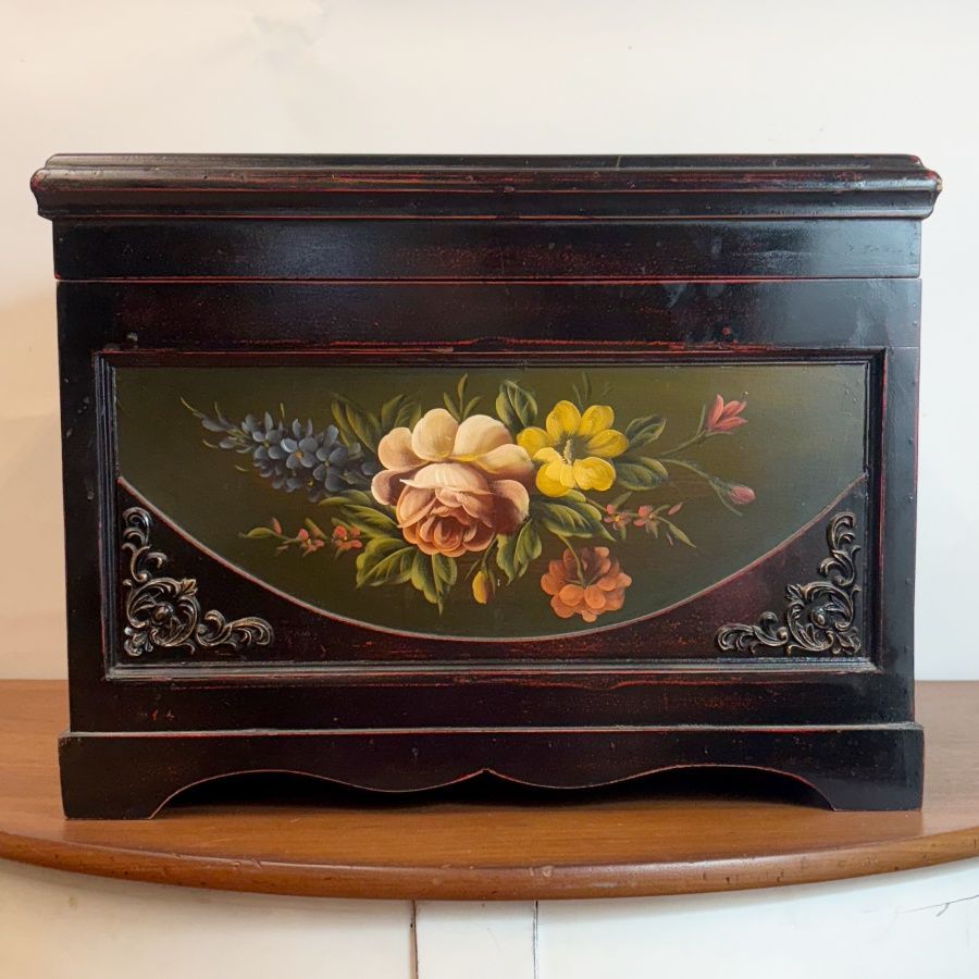 Baúl con Motivos Florales Pintados Baúl con Motivos Florales Pintados