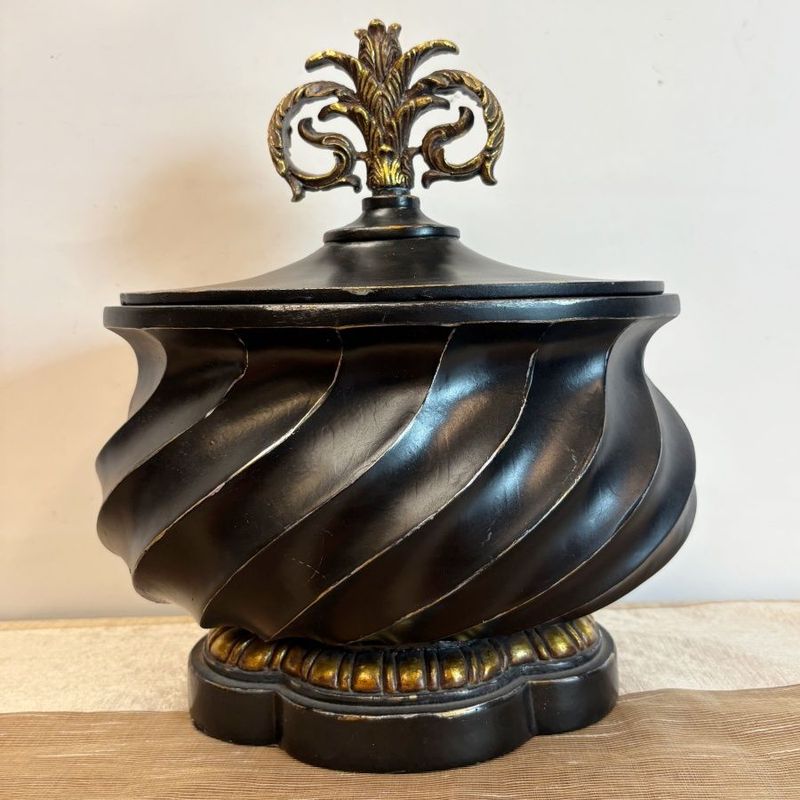 Urna Decorativa de Estilo Clásico