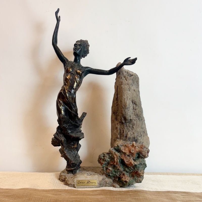 Escultura Mujer y Piedra Escultura Mujer y Piedra