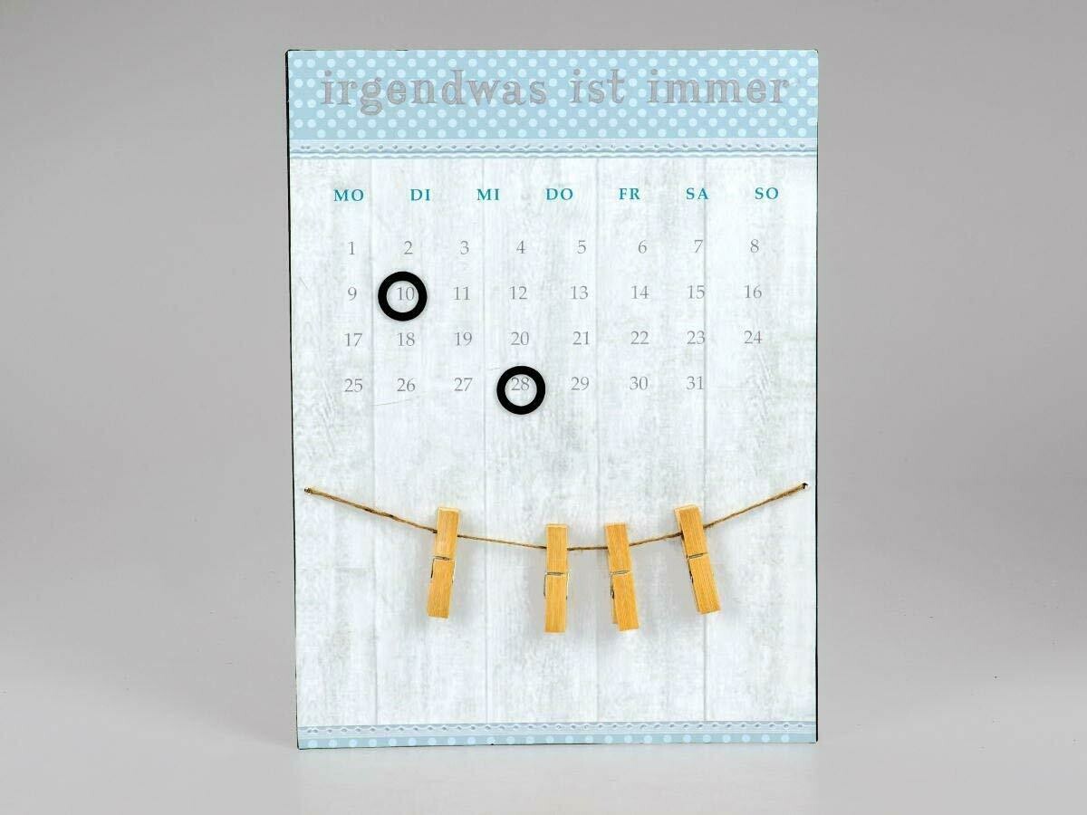 Wandbild, Blechschild - Kalender 30 x 40cm aus Metall mit Spruch "irgendwas ist immer", Band und Holz-Klammern für Notizen