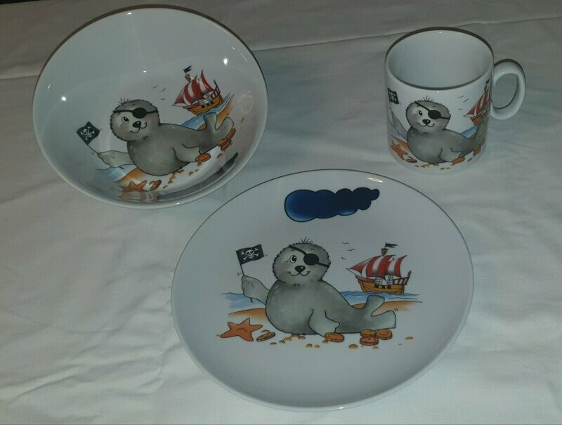 3er Set Kindergeschirr, Piratenrobbe mit Augenklappe und Segelschiff, Teller, Schüssel und Becher mit individuellen Namen aus Porzellan 3er Set Kindergeschirr, Piratenrobbe mit Augenklappe und Segelschiff, Teller, Schüssel und Becher mit individuellen Namen aus Porzellan