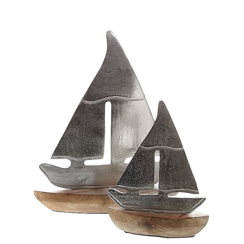 EIN Segelboot auf Mangoholz-Stand, Aluminium (vernickelt), ca. 27 x 7 x 32 cm H