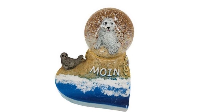 Schneekugel mit Seehund Motiv, Moin Schriftzug, 8x7x6 cm, Polyresin Sockel, Maritimes Design