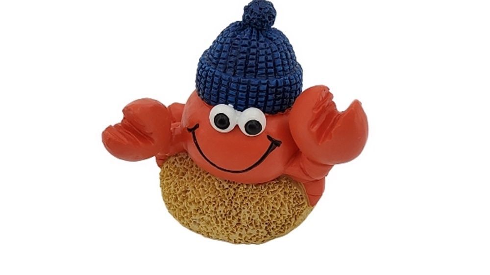 Niedliche Krabbe auf Sand, Polyresin Figur, ca. 4x4x3 cm, mit Blauer Strickmütze Niedliche Krabbe auf Sand, Polyresin Figur, ca. 4x4x3 cm, mit Blauer Strickmütze