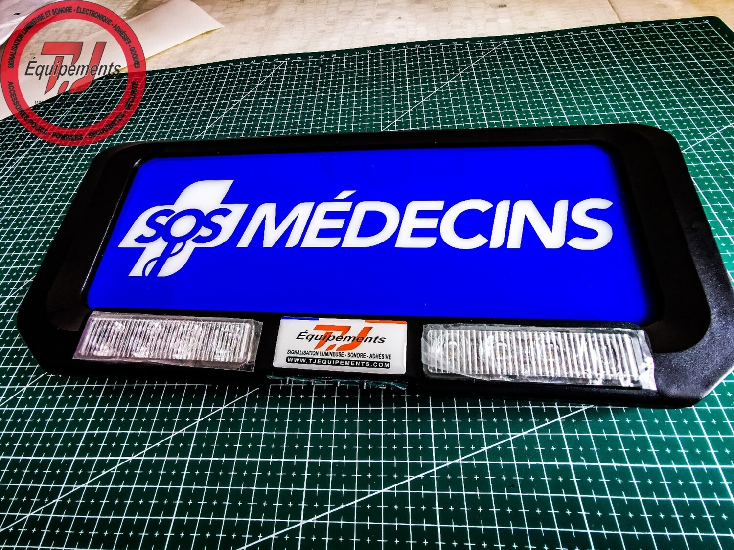 Plaque Pare-soleil "SOS MEDECINS" Rétroréfléchissante - Dimensions 297x115 Mm - Installation Facile Sans Outils