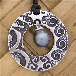Tamau Pendant with Tahitian Pearl