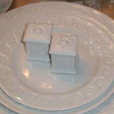 LOUVRE - SALT AND PEPPER SHAKER