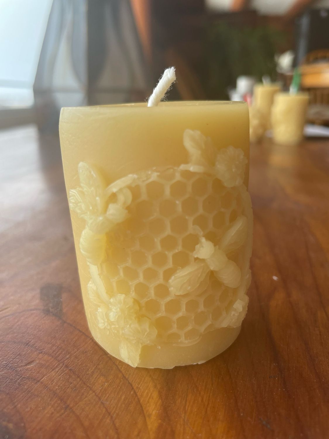 Candle: Pillar Med Bee and Hex In Circle 2.5"hx 1.875"Diam