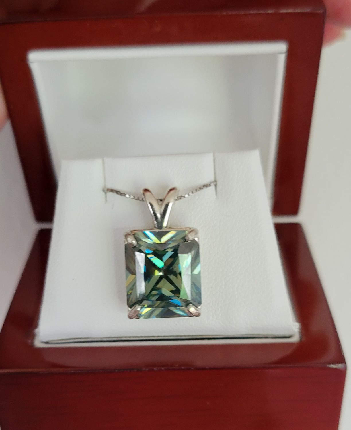 New 8ct Beautiful Moissanite Pendant With A Chain
