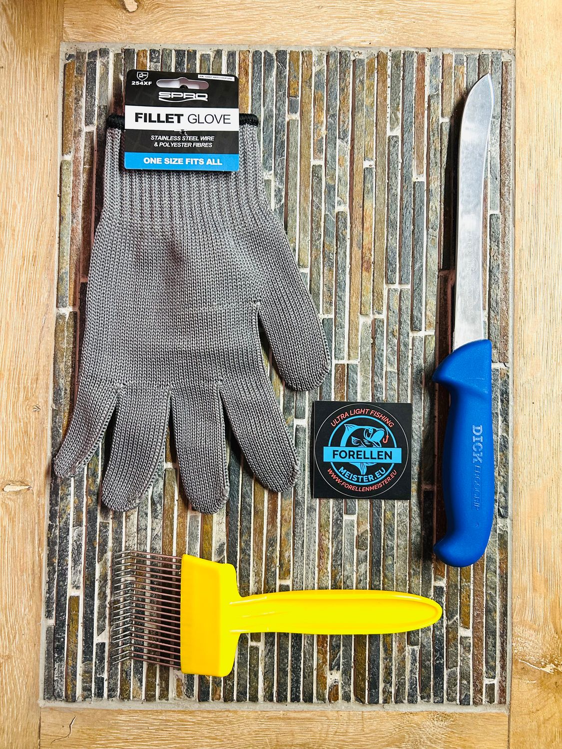Forellenmeister Filetier-Set mit Dick Messer, Filetierkamm und Schutzhandschuh von Spro.