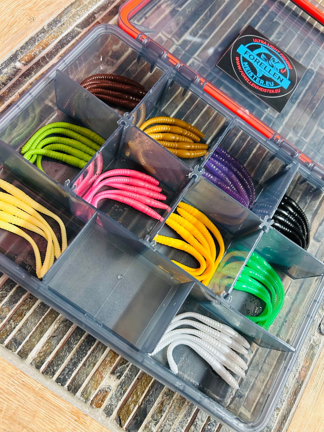 Libra Lures Set in Box mit Gummidichtung  (50 Stück Libra Lures Dying Worm 70mm / Käse)
