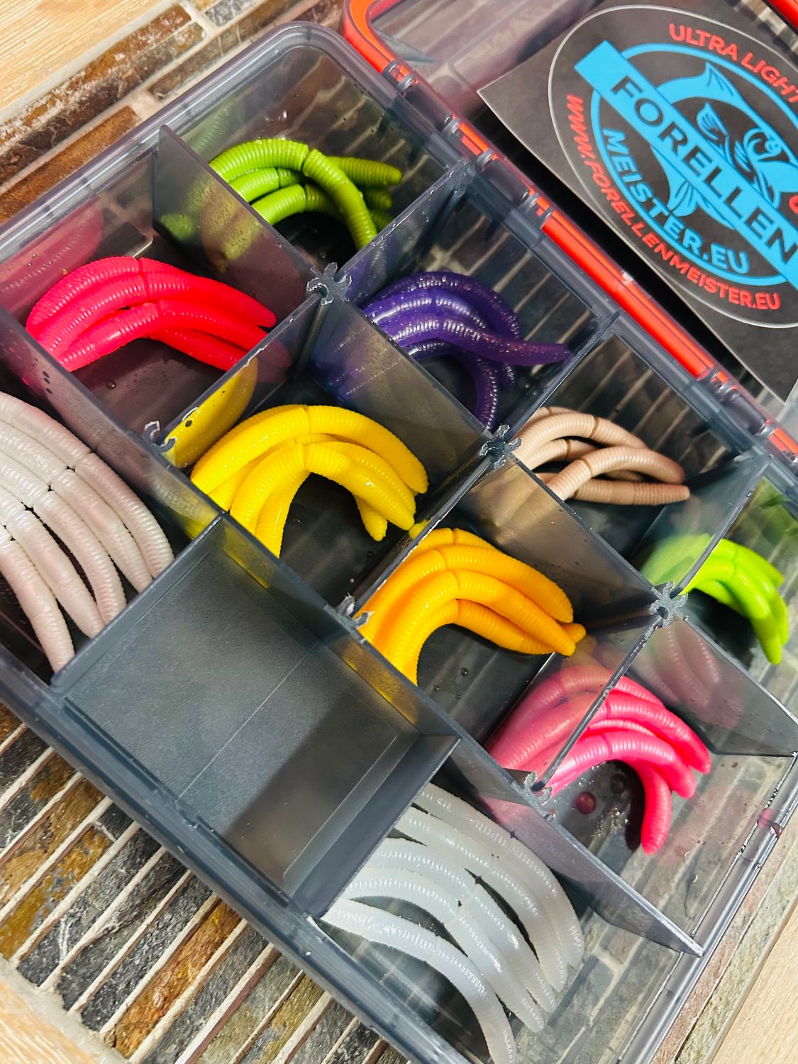 Libra Lures Set in Box mit Gummidichtung  (50 Stück Libra Lures Fatty D Worm / Käse)