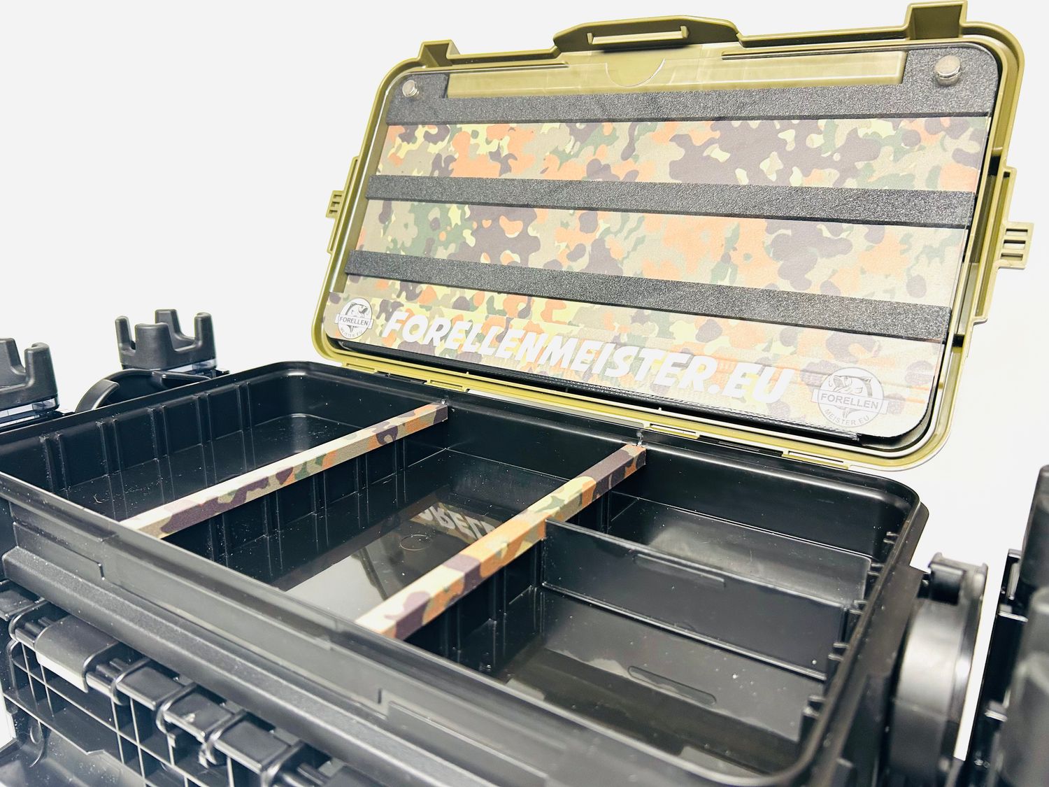 Meiho VS-7070N Forellenmeister.eu Bundeswehr Edition mit 4 Rodstands, Spooneinlage im oberen Deckel, Stegverkleidung, Clips als Deckelhalterung und Gepäcknetz auf der Rückseite