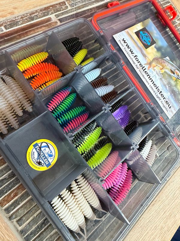 Troutmaster Master Worm 65mm Knoblauch Sortimentbox 40 Köder mit Tungstenhaken & Box Troutmaster Master Worm 65mm Knoblauch Sortimentbox 40 Köder mit Tungstenhaken & Box