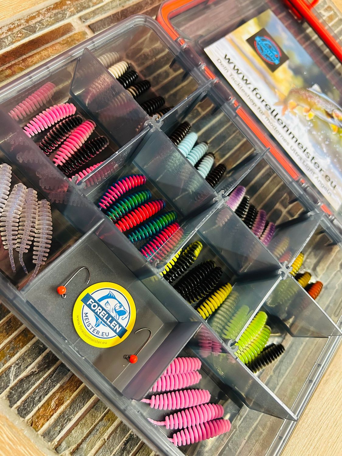 Troutmaster Master Worm 65mm Knoblauch Sortimentbox 40 Köder mit Tungstenhaken & Box Troutmaster Master Worm 65mm Knoblauch Sortimentbox 40 Köder mit Tungstenhaken & Box