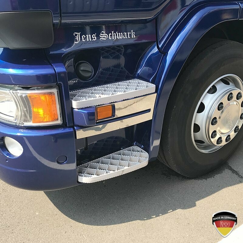 Trittapplikation aus spiegelpoliertem Edelstahl Trittapplikation aus spiegelpoliertem Edelstahl