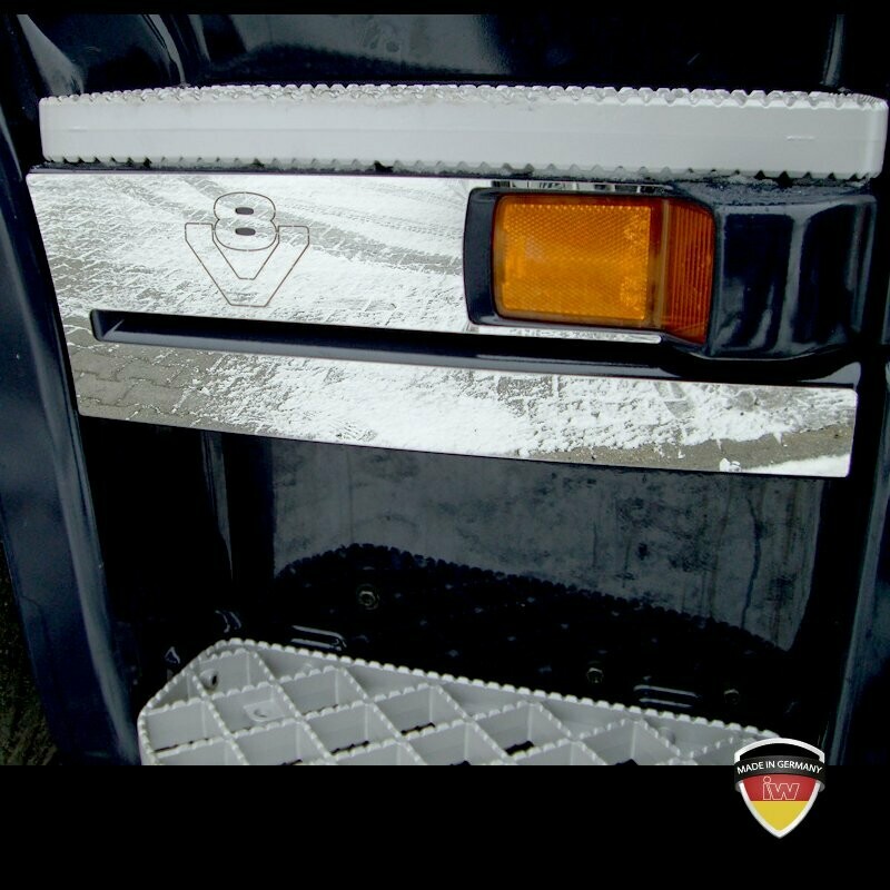 Trittapplikation aus spiegelpoliertem Edelstahl mit V8 Trittapplikation aus spiegelpoliertem Edelstahl mit V8