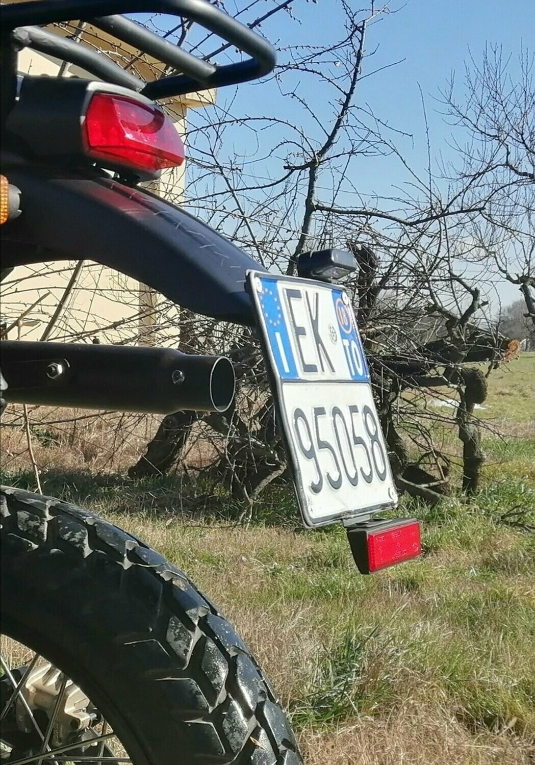 Porta targa rialzato con luce targa