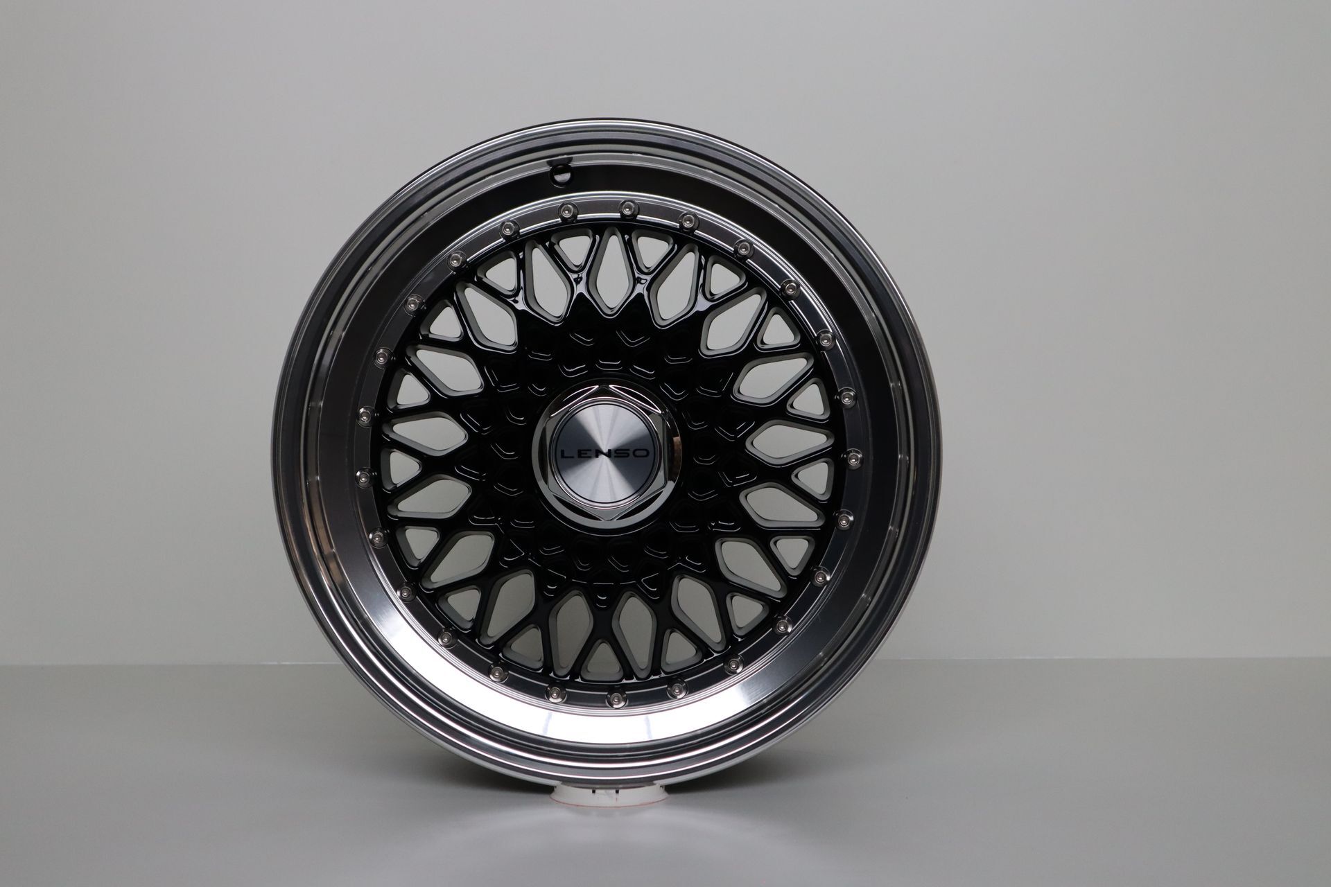 Lenso BSX 7,5x16 ET38 LK 4 x 108 mit Tüv in Schwarz