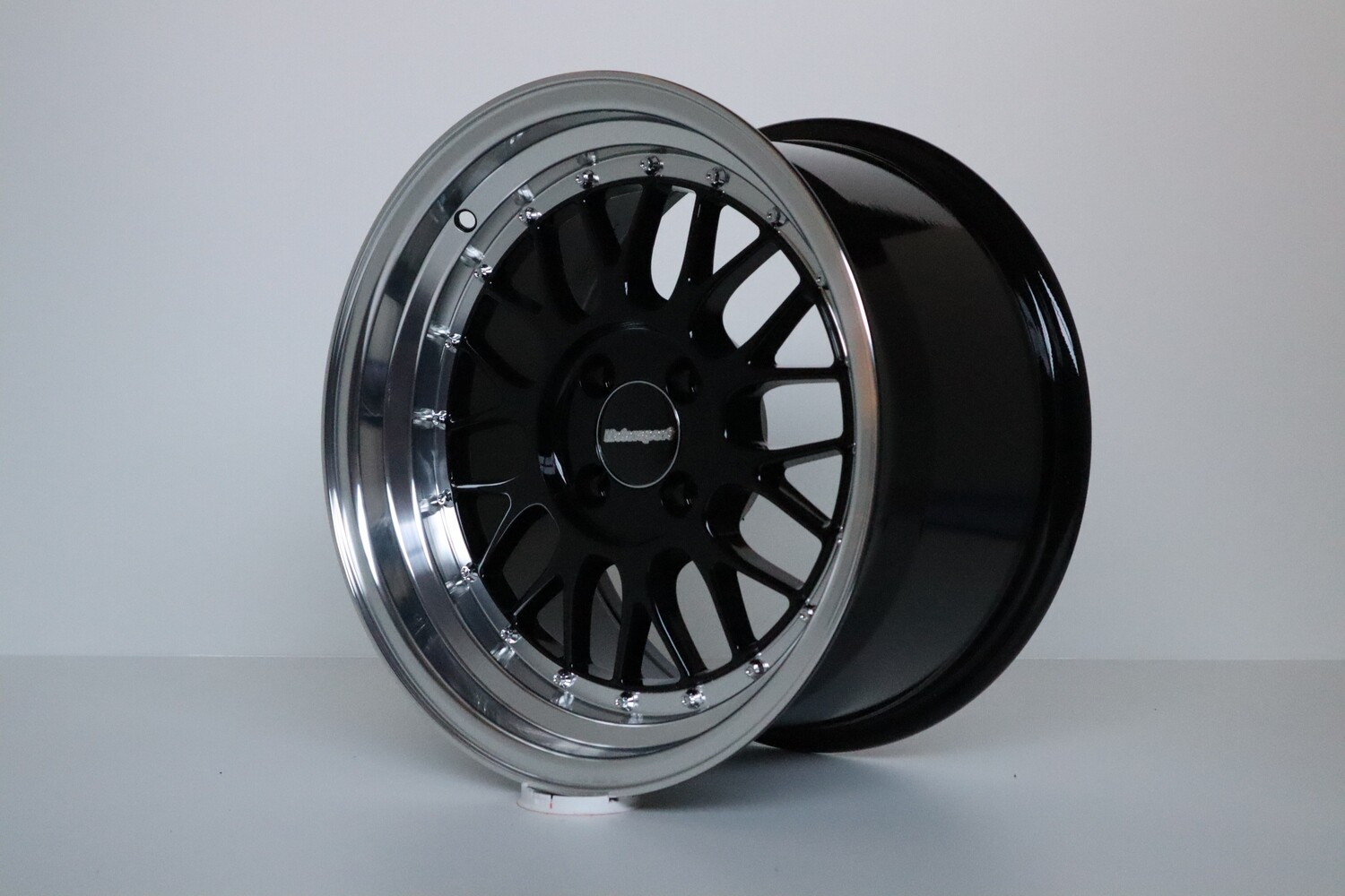 IB Le Mans Youngtimer 9x16 ET20 LK 4x100 in Schwarz IB Le Mans Youngtimer 9x16 ET20 LK 4x100 in Schwarz
