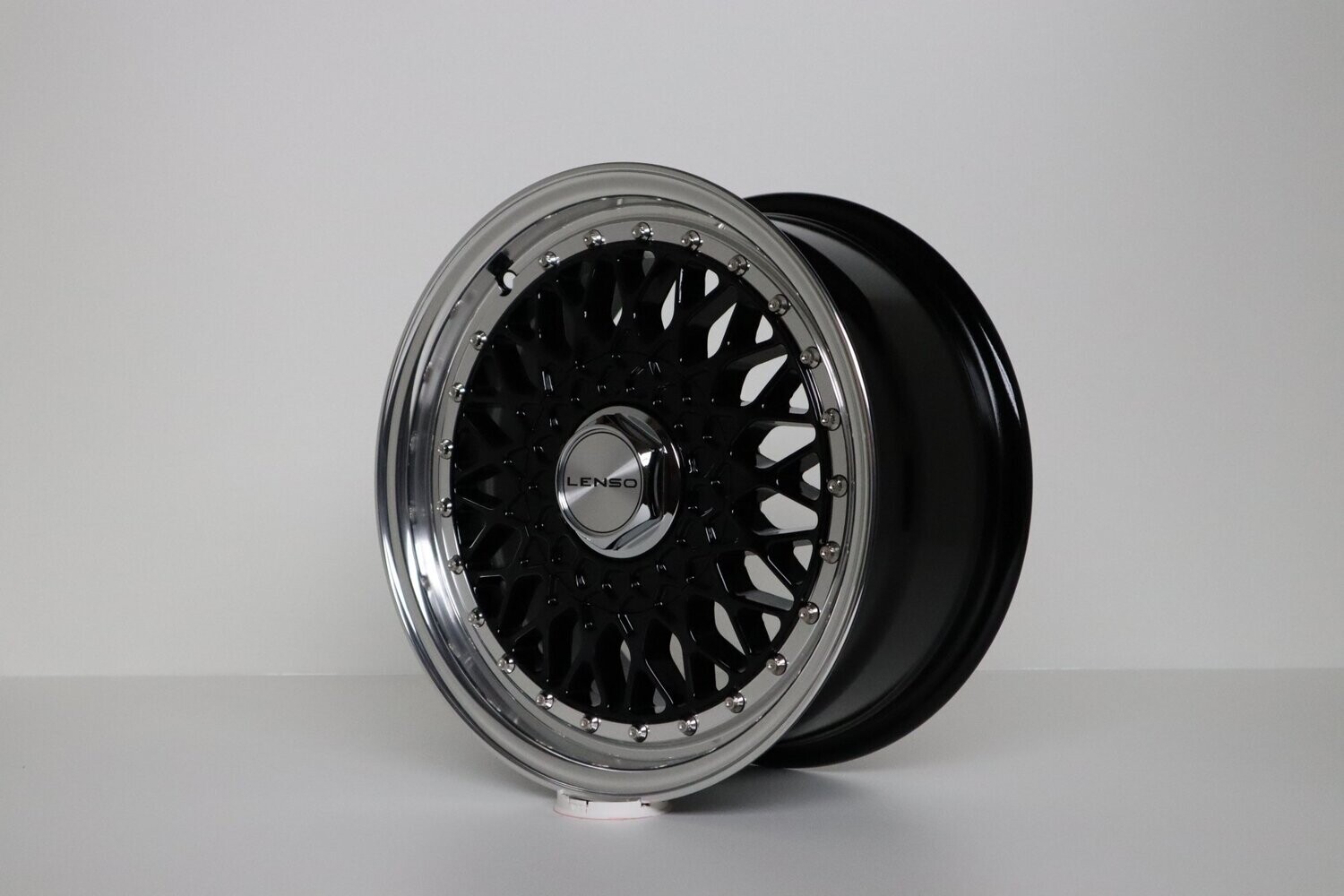 Lenso BSX 7 + 8 x 15 LK4x100 in Schwarz Lenso BSX 7 + 8 x 15 LK4x100 in Schwarz