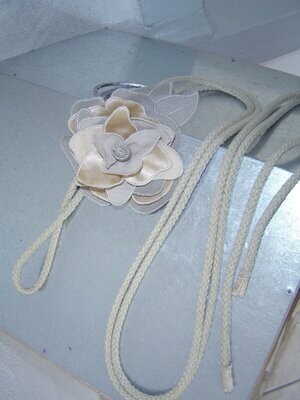 Damen Schlingen Gürtel mit Blüte one Size bis 100cm Textil grau beige