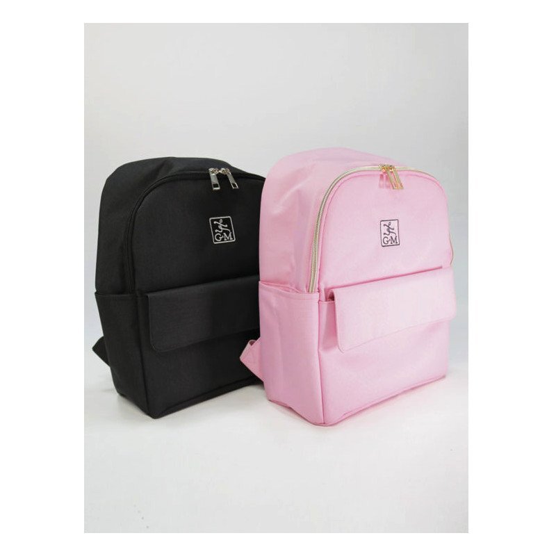 Rosa Gaynor Minden Mini Studio Bag Rucksack mit goldenen Reißverschlüssen, getragen von einer Tänzerin auf Spitze