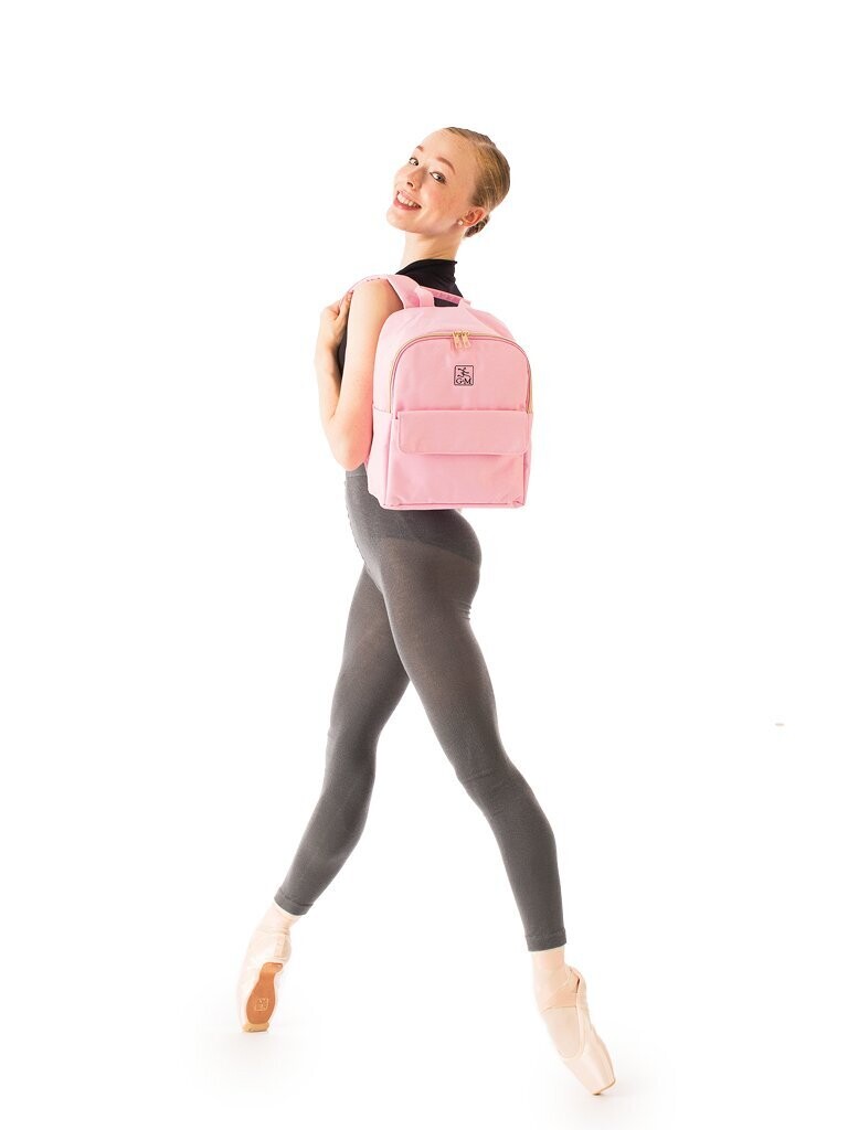 Rosa Gaynor Minden Mini Studio Bag Rucksack mit goldenen Reißverschlüssen, getragen von einer Tänzerin auf Spitze