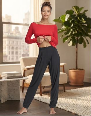 BALBOA Tanz- & Yogahose aus Bambus | Temps Danse „Damen-Lifestyle-Foto mit der schwarzen Temps Danse BALBOA Tanz- & Yogahose aus Bambus – Getragen von einer Tänzerin mit rote