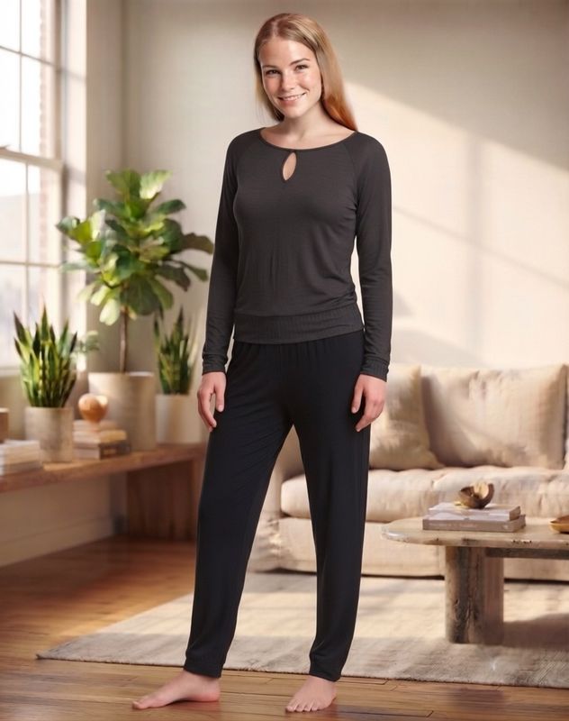 BALSA Langarm-Shirt aus Bambus | Temps Danse Graues BALSA Langarm-Shirt aus Bambus von Temps Danse mit Keyhole-Ausschnitt, getragen von einem Model im Wohnzimmer.