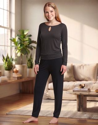 BALSA Langarm-Shirt aus Bambus | Temps Danse Graues BALSA Langarm-Shirt aus Bambus von Temps Danse mit Keyhole-Ausschnitt, getragen von einem Model im Wohnzimmer.