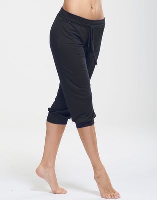 Damen-Tragebild der schwarzen BAKARA 3/4 Tanz- & Yogahose von Temps Danse aus Bambusviskose – Lockere Passform mit Kordelzug 