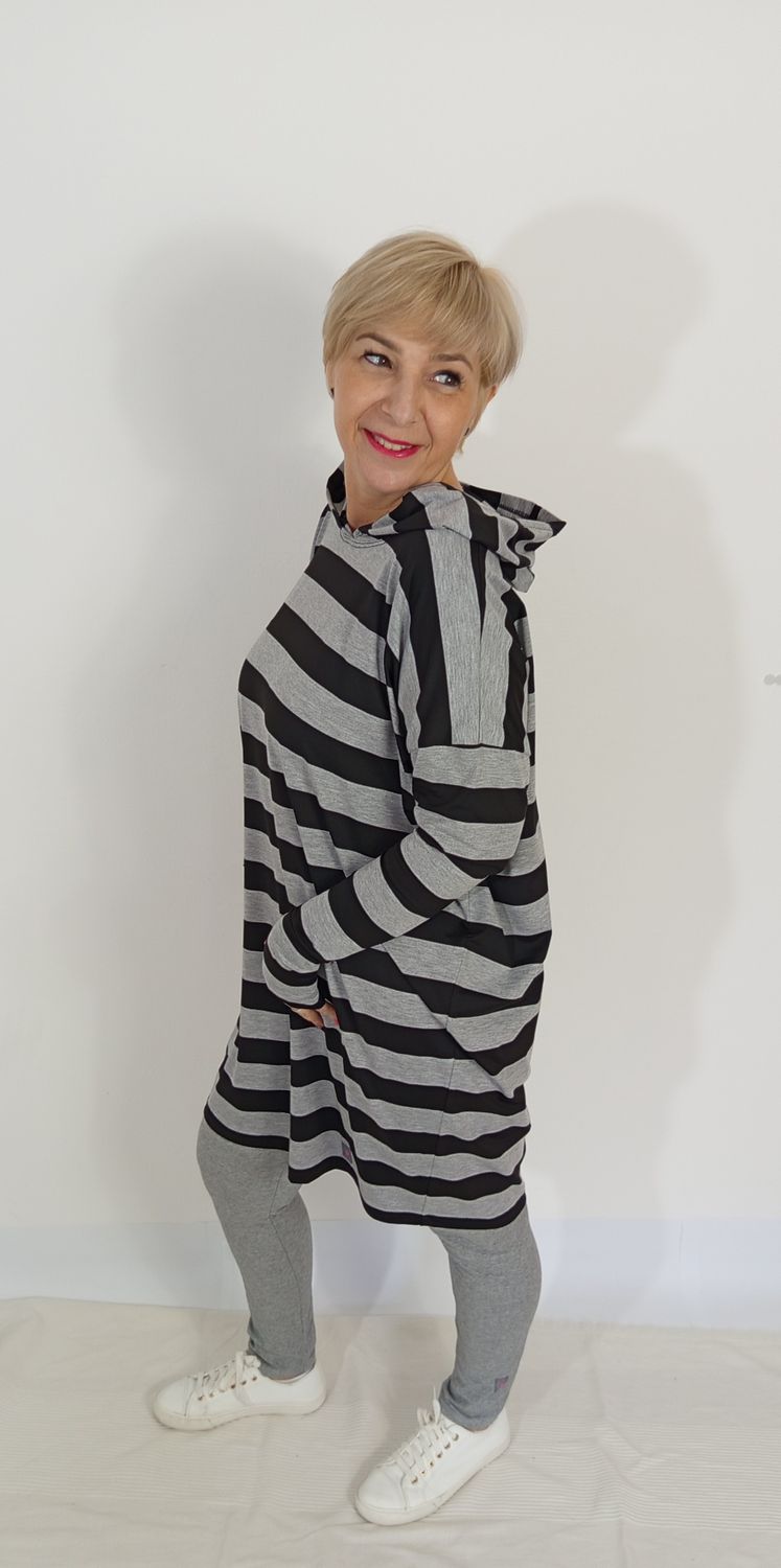 Kapucnis LEILA - szürke/fekete széles csíkos