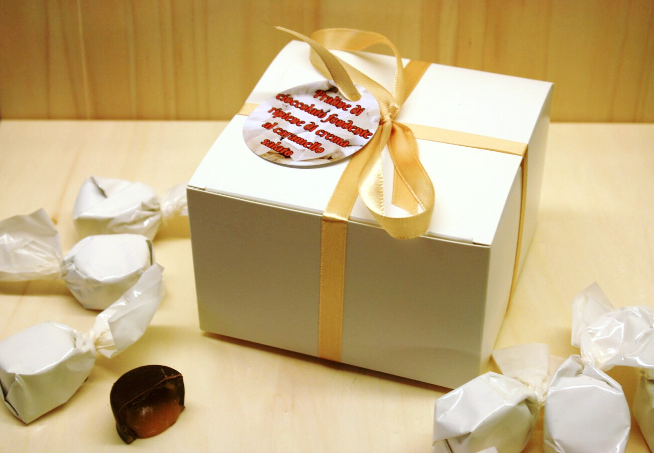 Praline di cioccolato fondente ripiene di crema al caramello salato