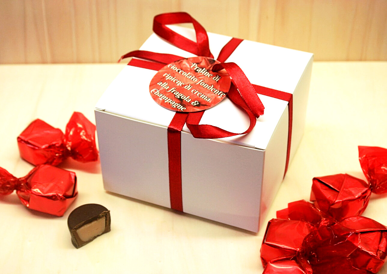 Praline di cioccolato fondente ripiene di crema alla fragola &amp; Champagne