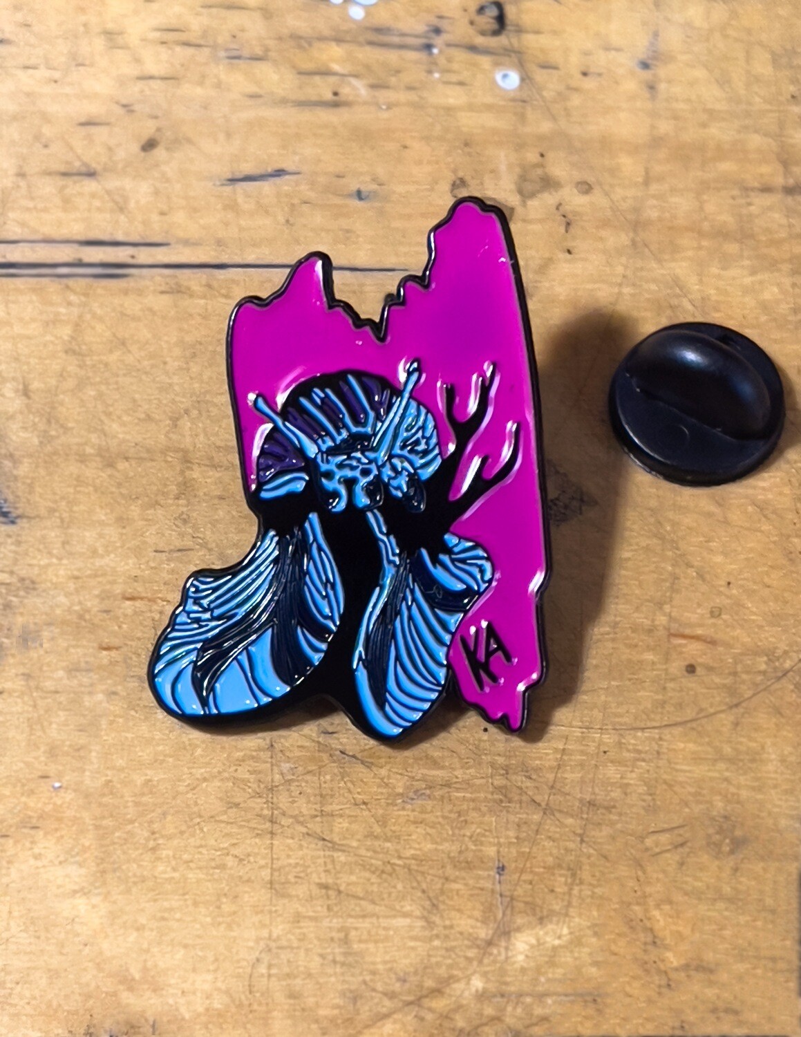 Snail Me Love (enamel pin)