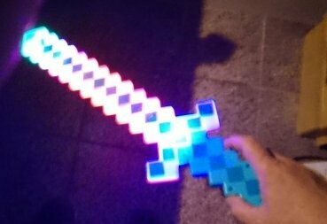 NEU LED LEUCHT SCHWERT Ritter Lichtsäbel mit Klingensound ca . 65 cm mine craft