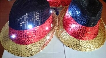 LED Glitzer Glitter Trilby Hut Pailletten Licht DEUTSCHLAND SCHWARZ ROT GOLD sequin