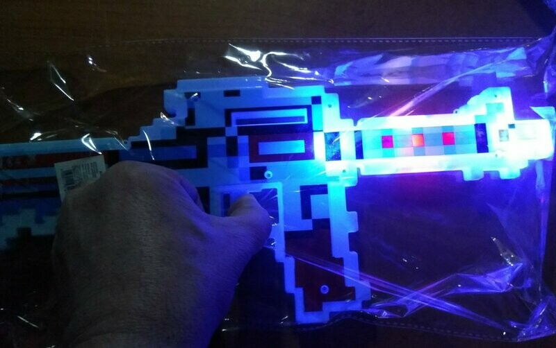 LED LEUCHT Maschinenpistole mit Licht+Sound 39cm Ritter Picel Gun mine craft LED LEUCHT Maschinenpistole mit Licht+Sound 39cm Ritter Picel Gun mine craft