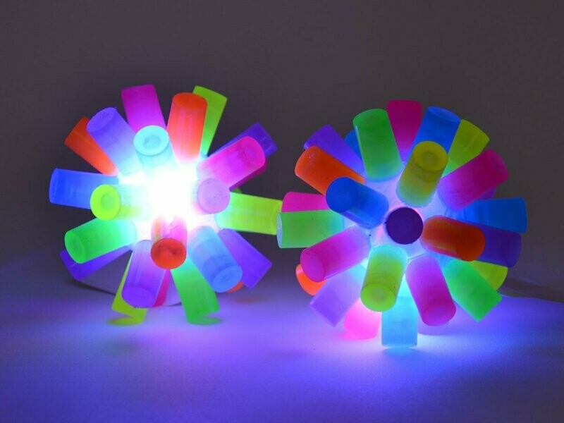 LED xxl Pillar Spike Noppen Ball 75 mm Blinken bei Aufprall Gummiball Flummi LED xxl Pillar Spike Noppen Ball 75 mm Blinken bei Aufprall Gummiball Flummi