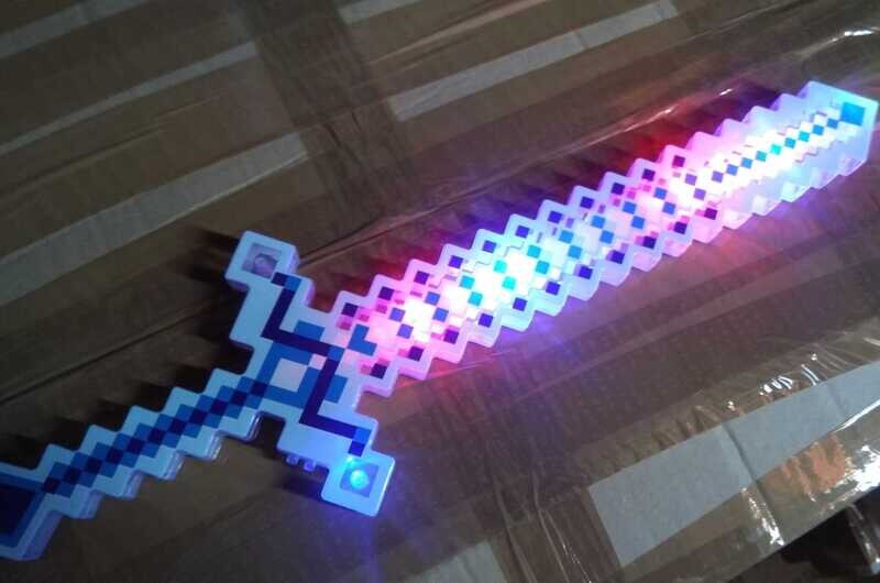 NEU LED LEUCHT SCHWERT Ritter Lichtsäbel mit Klingensound mine craft NEU LED LEUCHT SCHWERT Ritter Lichtsäbel mit Klingensound mine craft