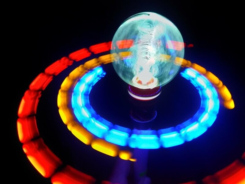 LED XXXL Holo WIRBLER Giga Band Wirbel Infinity fliegende BÄNDER bunte LEDs Wirbler mit Bändern und leuchtenden Lichtkugeln
Die neueste Generation unserer Wirbler.
XXXL Monster Wirbler
Giga - Läng LED XXXL Holo WIRBLER Giga Band Wirbel Infinity fliegende BÄNDER bunte LEDs Wirbler mit Bändern und leuchtenden Lichtkugeln
Die neueste Generation unserer Wirbler.
XXXL Monster Wirbler
Giga - Läng