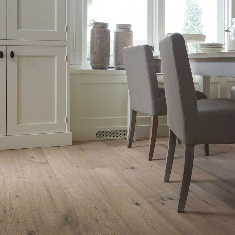 suelo madera roble natural termo tratado marca solidfloor colección specials hand scraped modelo alaska en una cocina