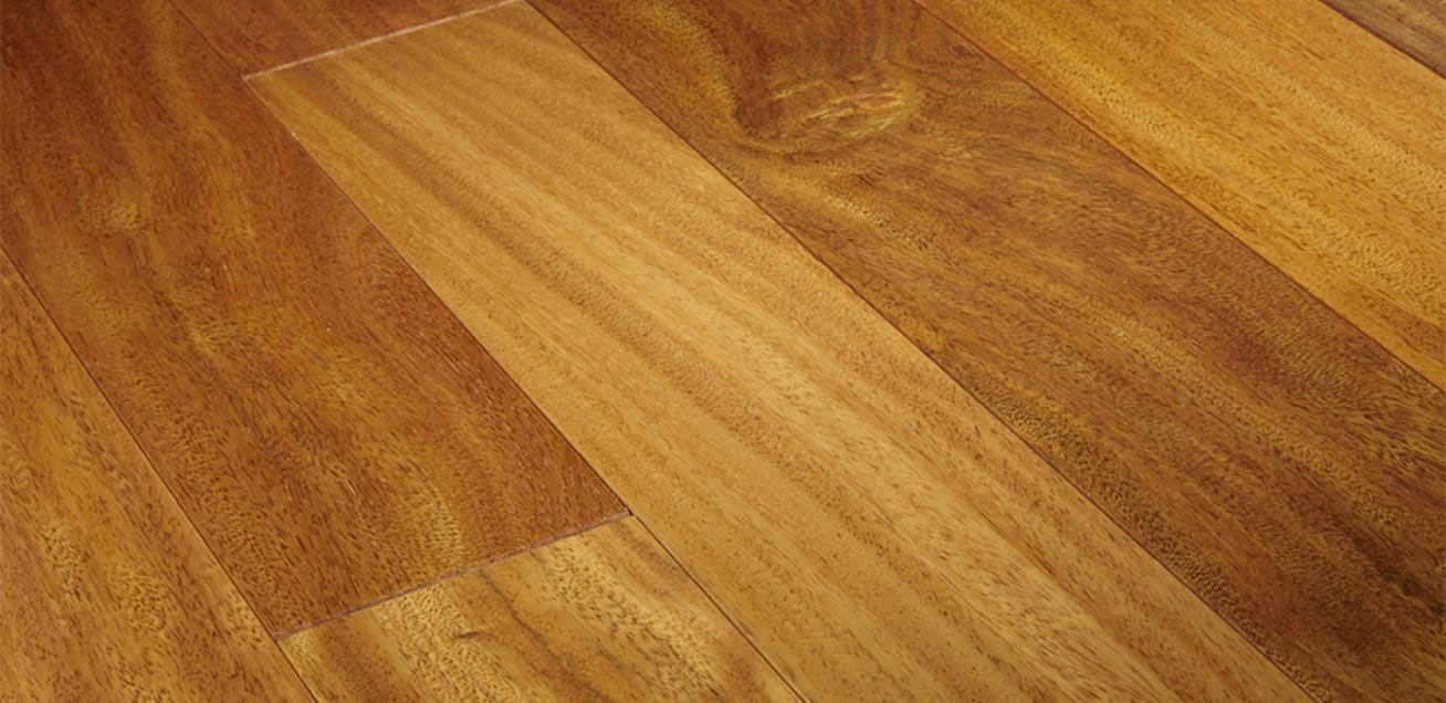 Suelo de madera maciza de Elondo barnizada ancho 13,5 cm.