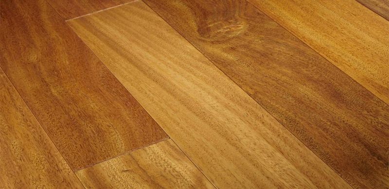 Suelo de madera maciza de Elondo barnizada ancho 13,5 cm.